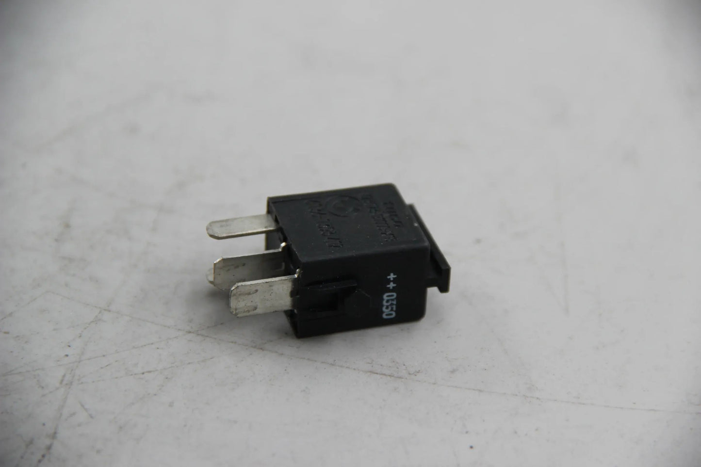 Original BMW E36 E34 E39 E32 E38 Minirelais Schliesser schwarz 61361393412