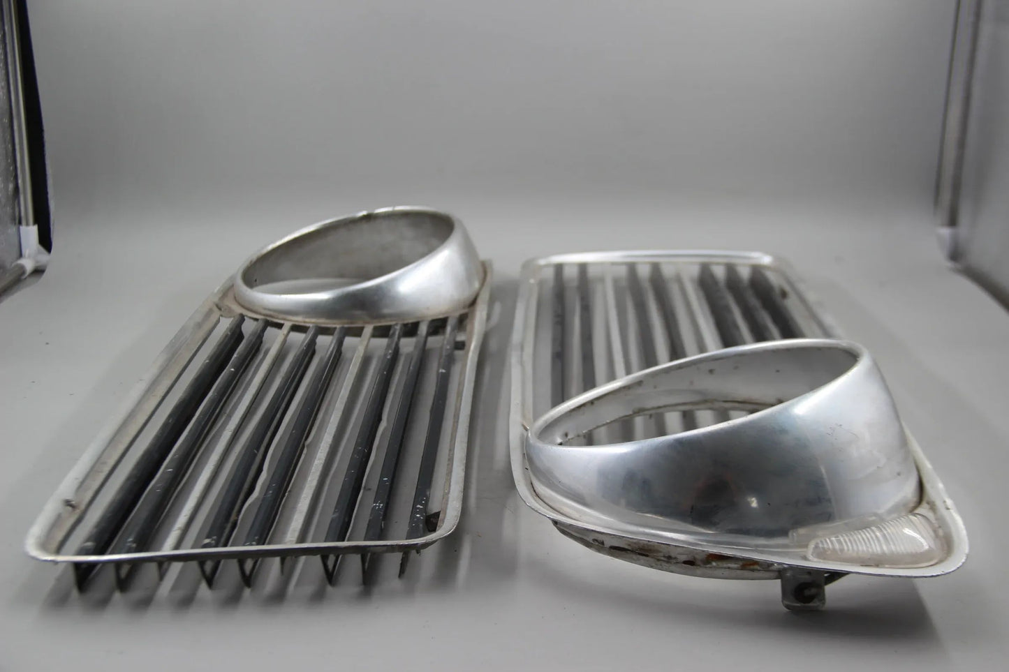 Original BMW E10 2002 ti tii Ziergitter links + rechts chrom +Blende schwarz 1808473 1808474 1817840