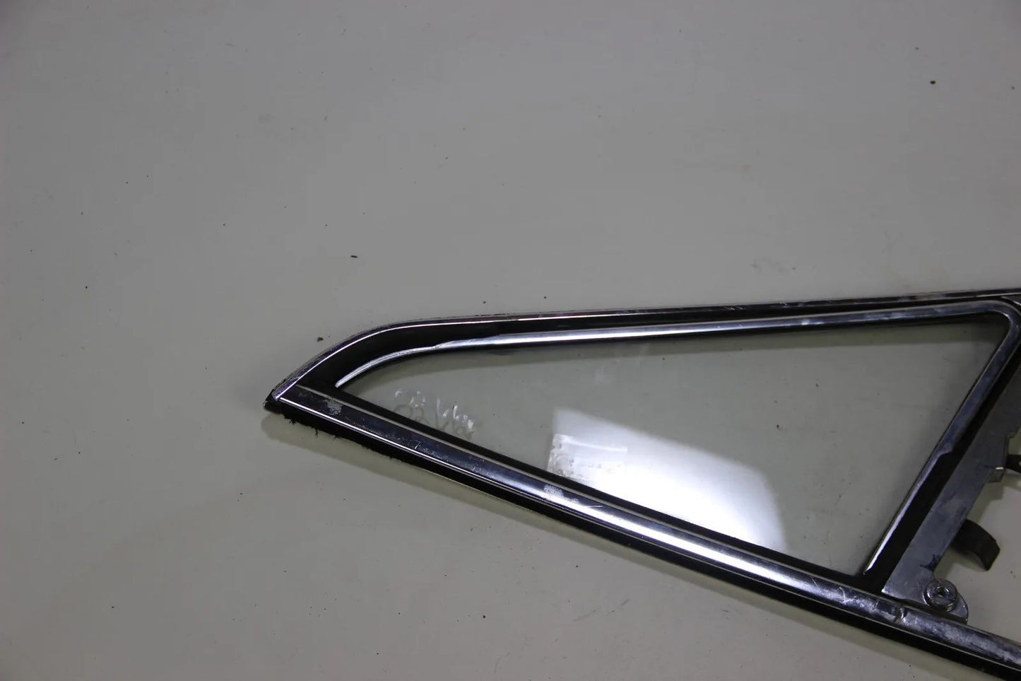 Original BMW E10 1502-2002  Dreiecksscheibe vorne links Klar Scheibenrahmen