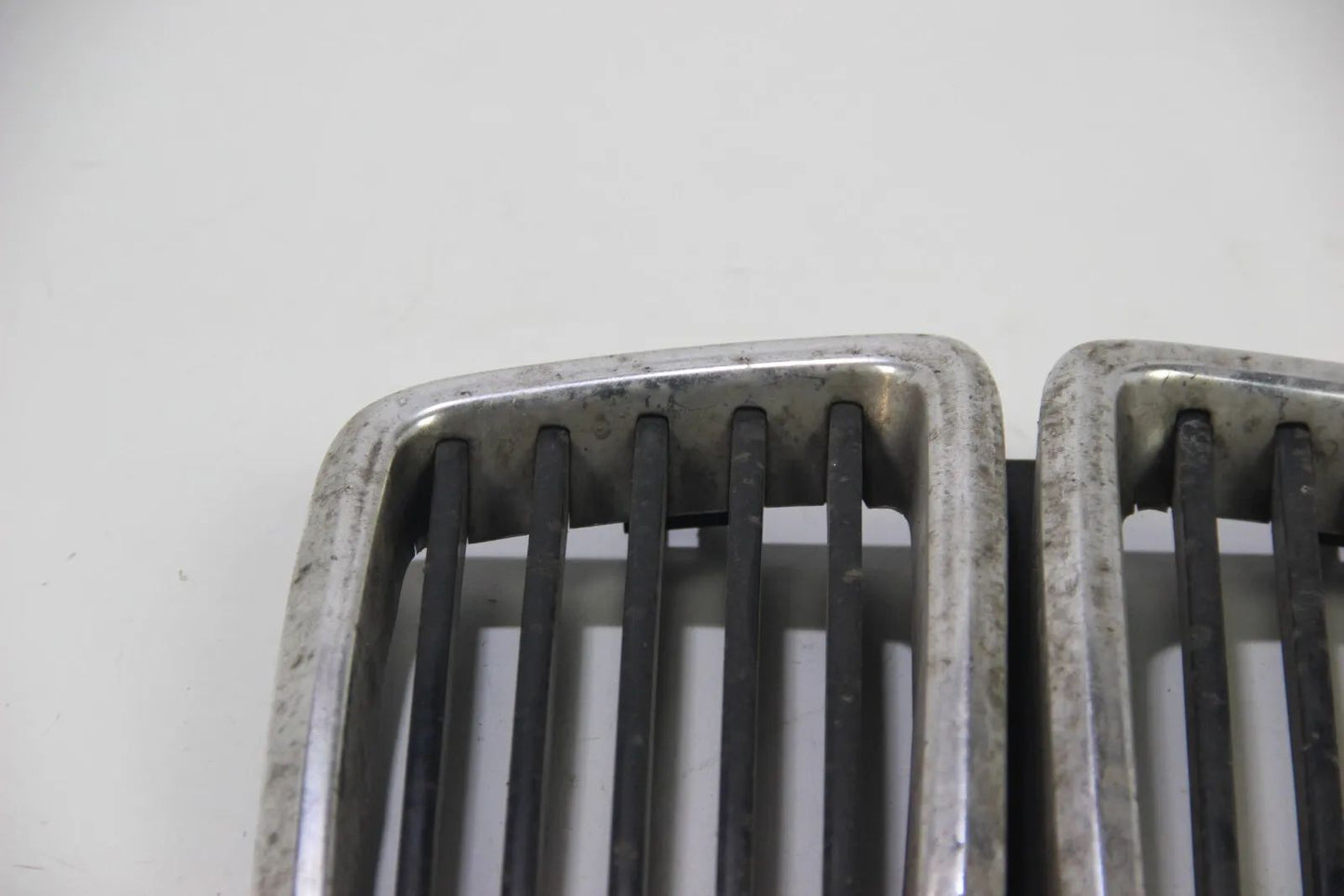 BMW E28 518-535 M5 M535i Niere Chrom Ziergitter Mitte Kidney 51131873253