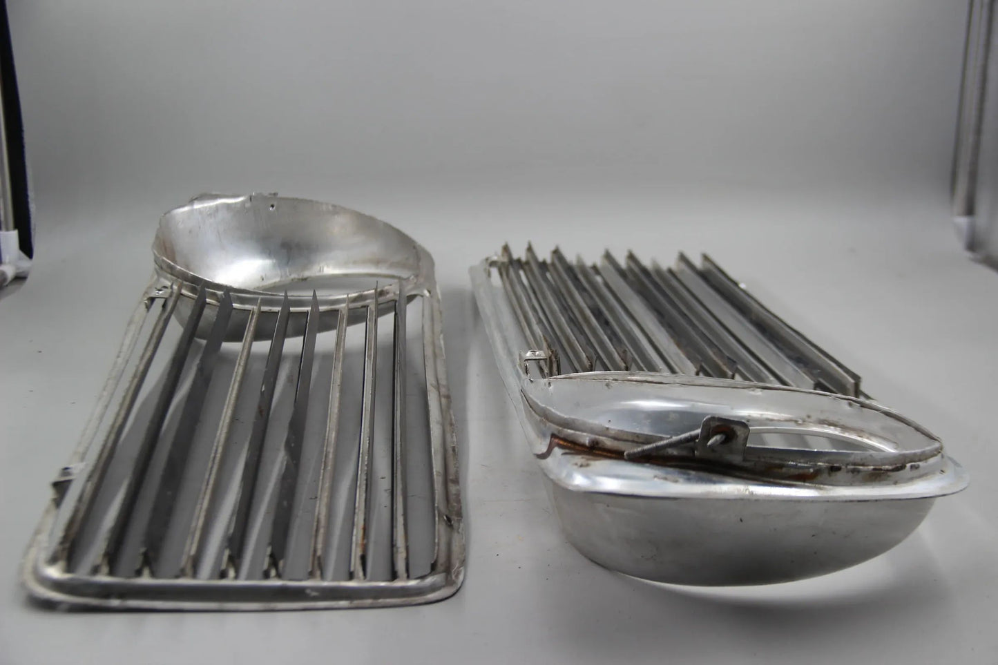 Original BMW E10 2002 ti tii Ziergitter links + rechts chrom +Blende schwarz 1808473 1808474 1817840