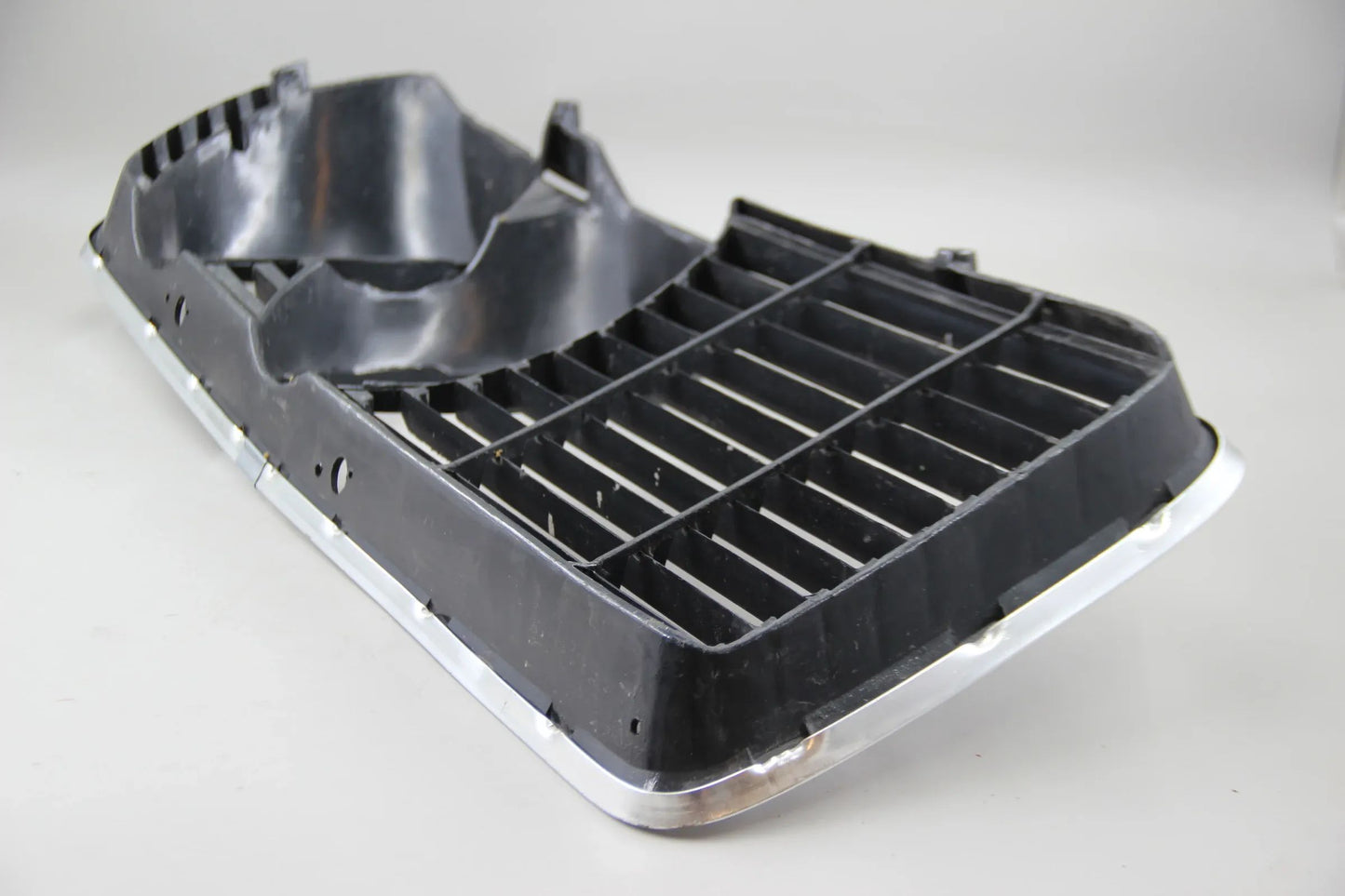 Orig. BMW E9 2.5CS 3.0CS CSi CSiL Ziergitter rechts schwarz NOS NLA 51131811484