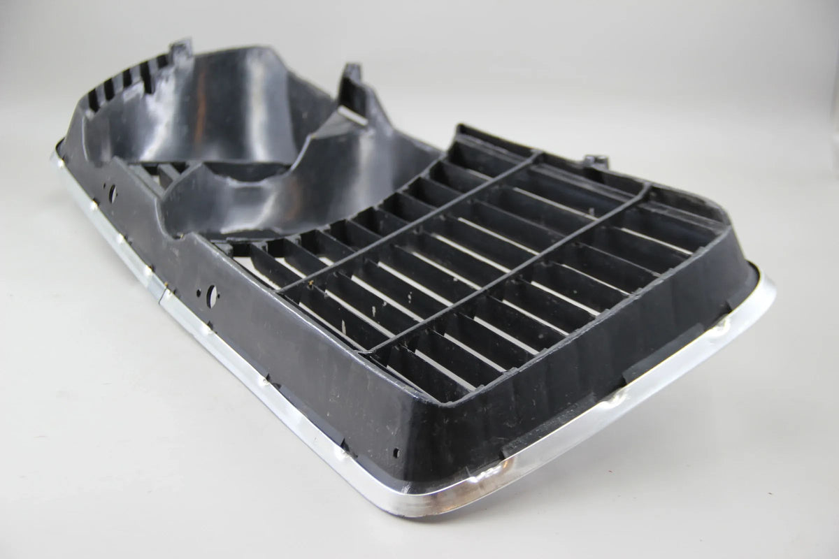Orig. BMW E9 2.5CS 3.0CS CSi CSiL Ziergitter rechts schwarz NOS NLA 51131811484