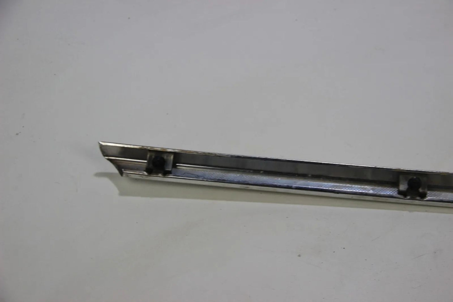 BMW E10 1502-1802 2002  bis 71' Chrom Leiste Abschlussblech hinten Rundleuchter