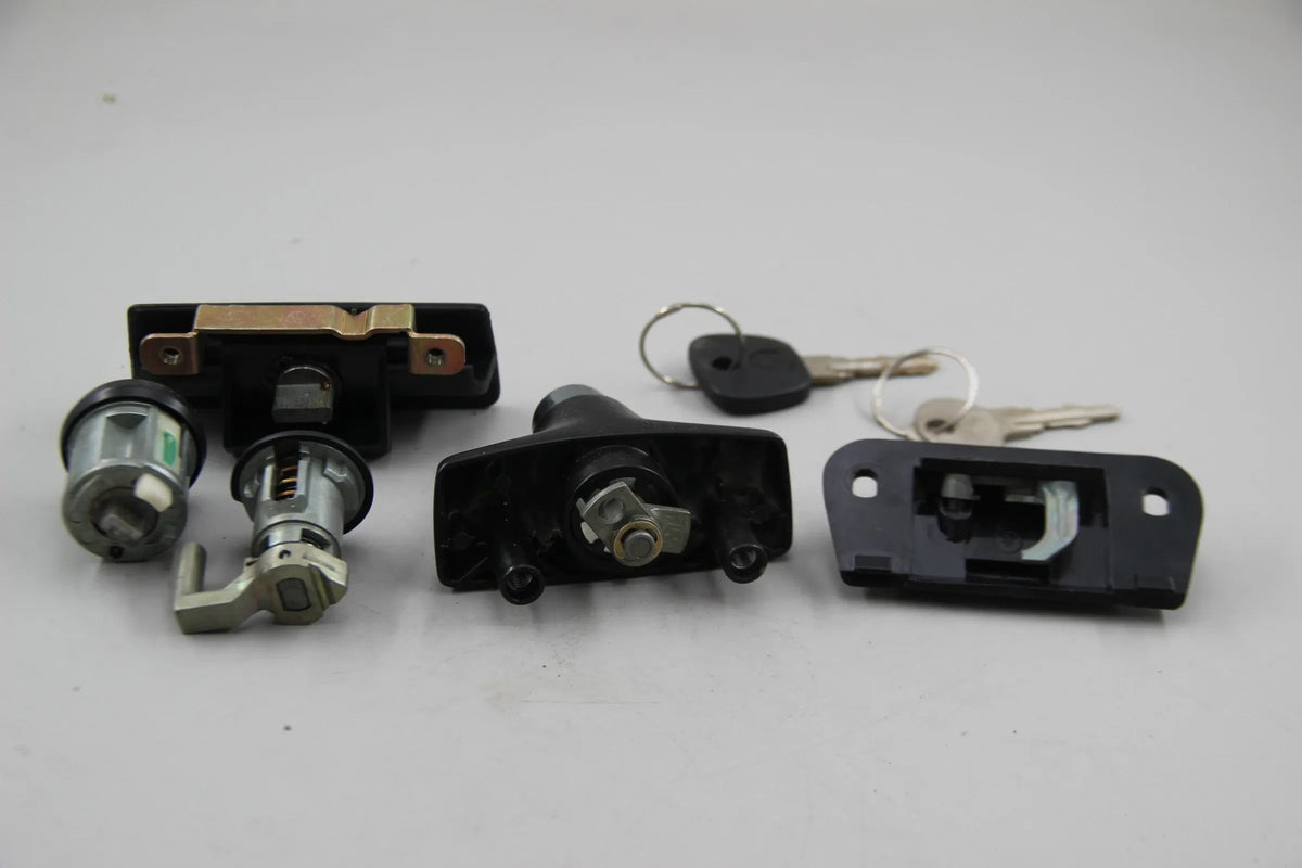 Orig. BMW E30 Schlosssatz Zündschloss Heckklappe Tür R Handschuhfach 51211904727