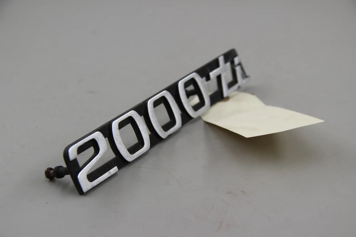 Original BMW E10 2002ti Schriftzug Kühlergrill vorn links Emblem "2000ti"