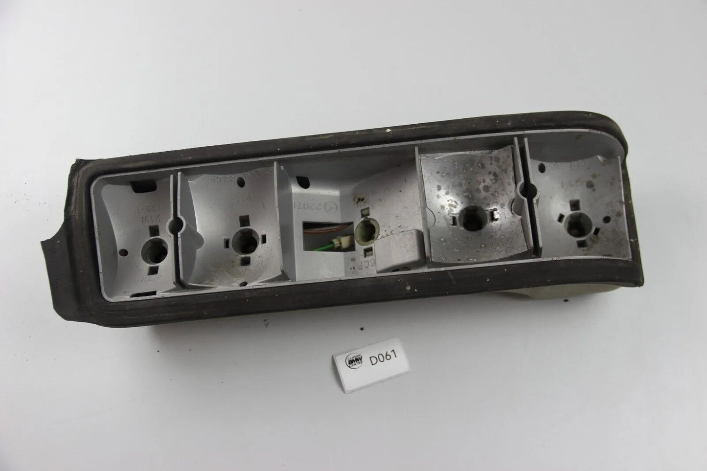 BMW E21 Rücklicht Heckleuchte Lampenträger paar links rechts 1367475 1366367