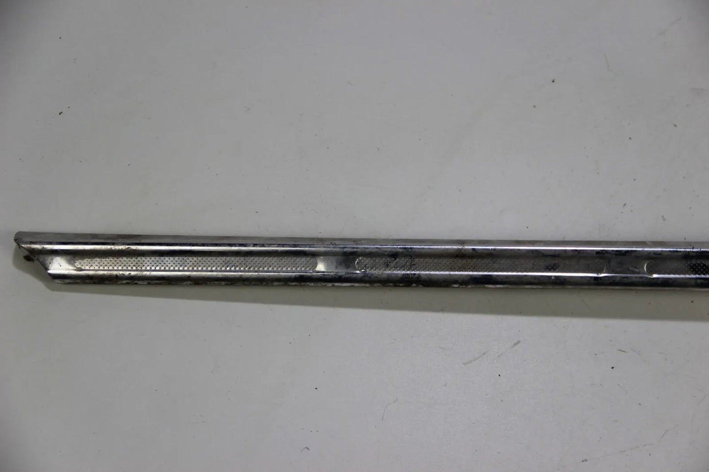 BMW E10 1502-1802 2002  bis 71' Chrom Leiste Abschlussblech hinten Rundleuchter