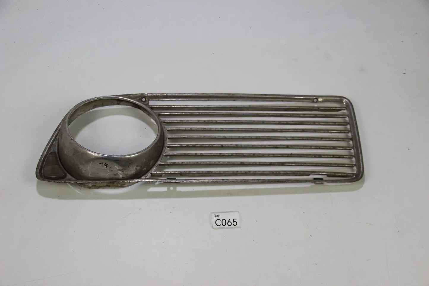 BMW E10 1502 1602 1802 2002  Ziergitter vorne Chrom Rechts Zierleiste OEM