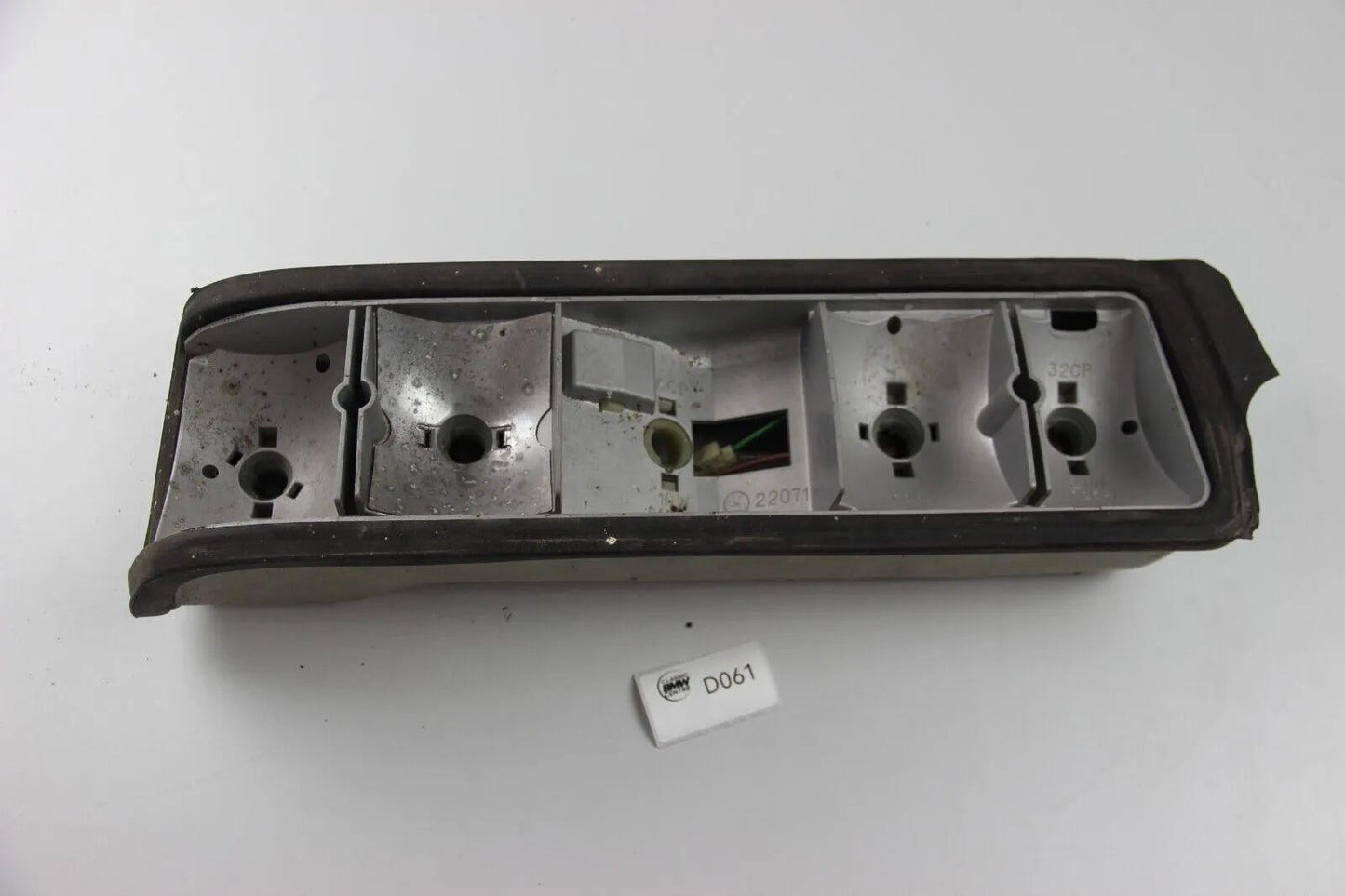 BMW E21 Rücklicht Heckleuchte Lampenträger paar links rechts 1367475 1366367