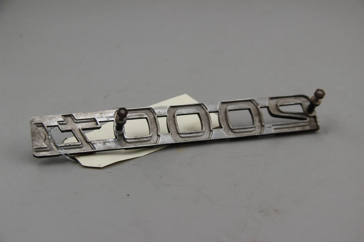 Original BMW E10 2002ti Schriftzug Kühlergrill vorn links Emblem "2000ti"