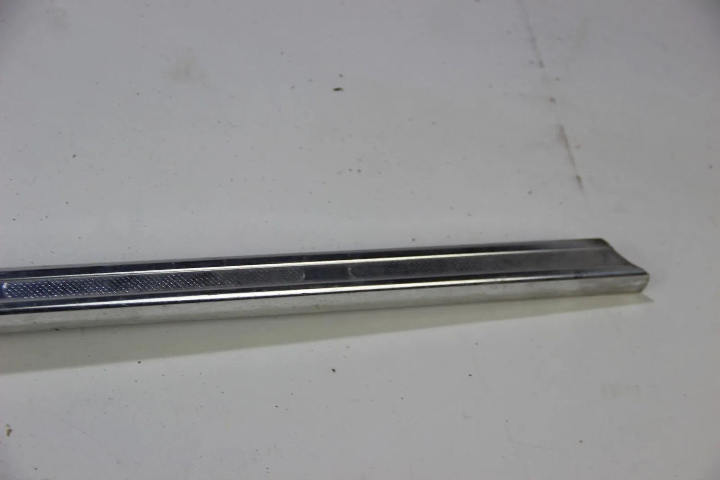 BMW E10 1502-1802 2002  bis 71' Chrom Leiste Abschlussblech hinten Rundleuchter