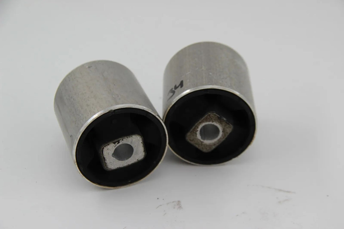 Orig BMW E39 520d-530i E52 ALPINA V8 Z8 Satz Gummilager Zugstrebe 31129068753