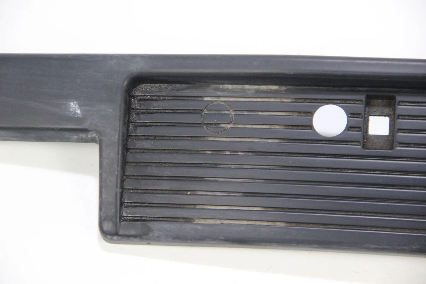BMW E30 316i-325i VFL Blende Abdeckung Kennzeichenhalterung vorne  51111888266