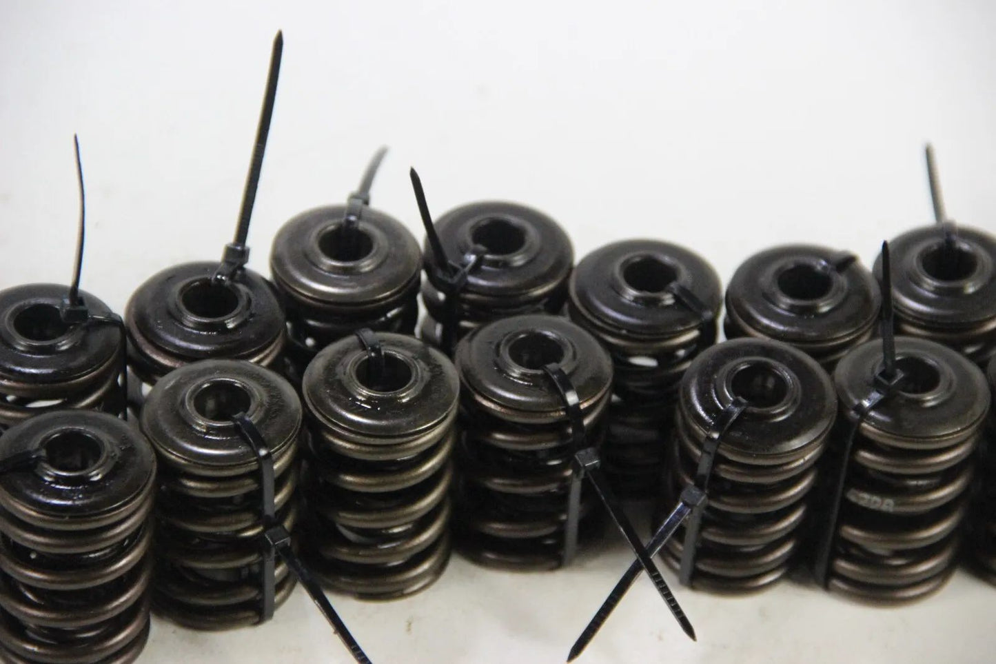 Original BMW E30 M3 S14 16x Ventilfeder mit Federtellern oben 11341312704