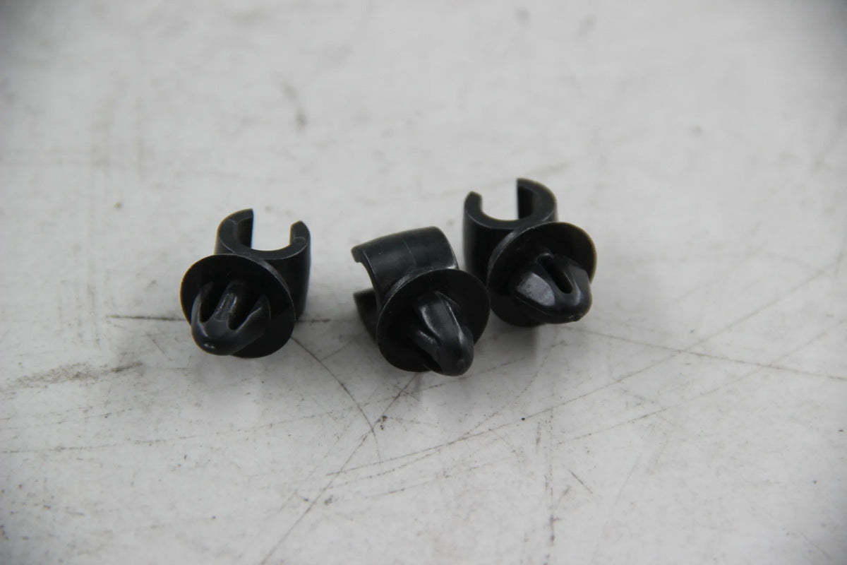 Original BMW E30 320i 325i E28 E34 E63 E64 E32 E31 3x Clip 17111712004