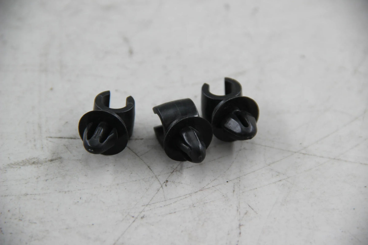 Original BMW E30 320i 325i E28 E34 E63 E64 E32 E31 3x Clip 17111712004