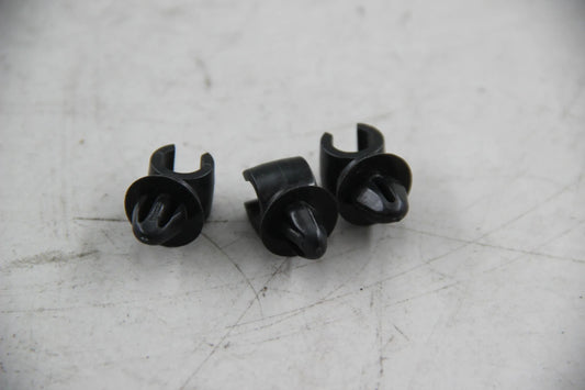 Original BMW E30 320i 325i E28 E34 E63 E64 E32 E31 3x Clip 17111712004