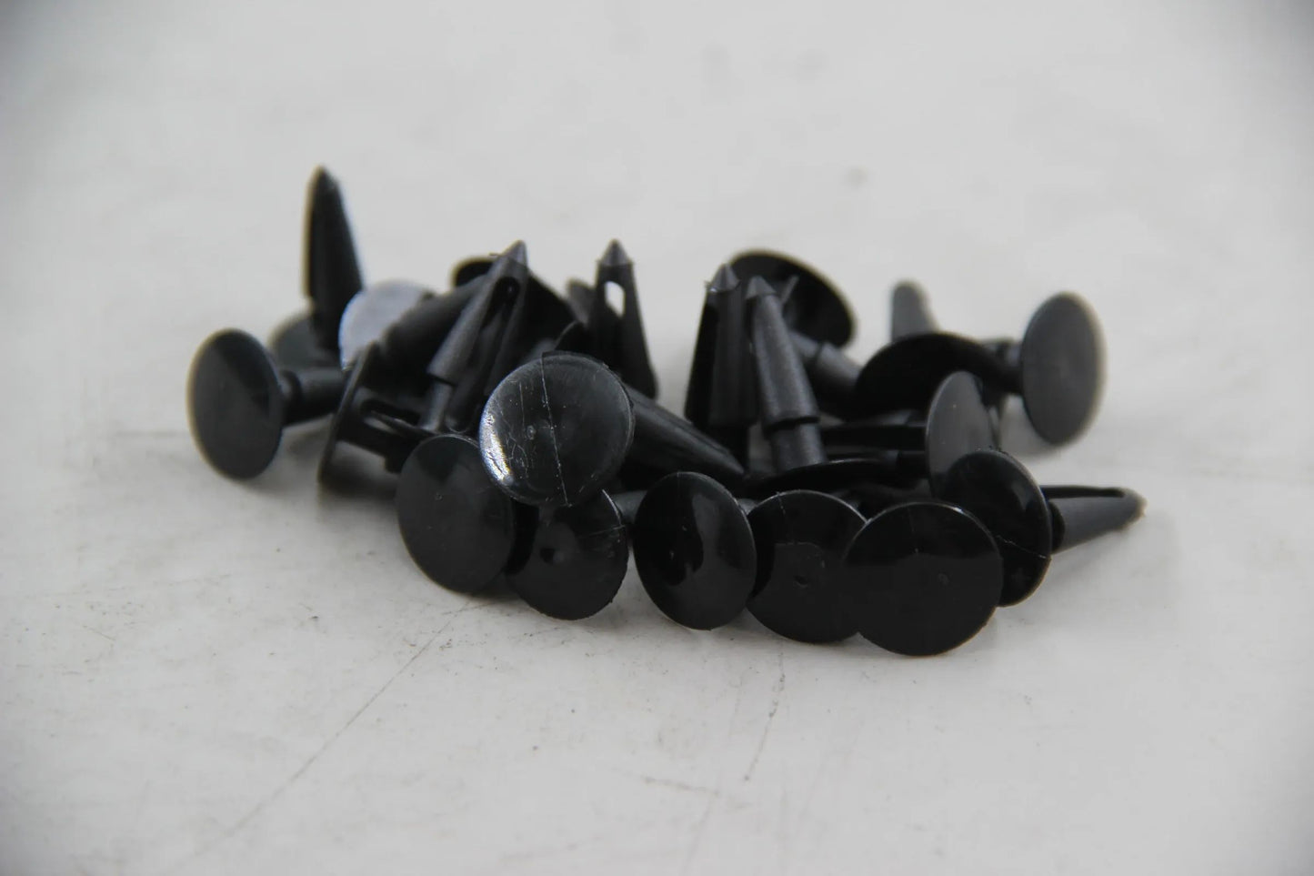 Original BMW E30 E36 E12 E28 E34 E39 E24 E23 E32 E38 E53 23x Clip 52101873544