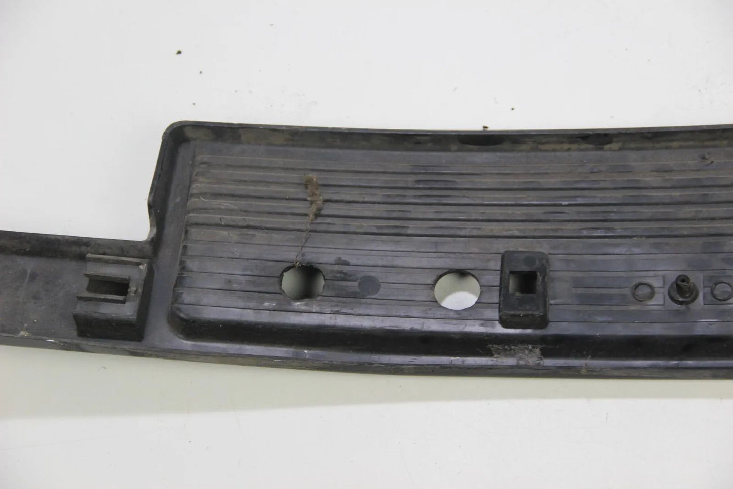 BMW E30 316i-325i VFL Blende Abdeckung Kennzeichenhalterung vorne  51111888266