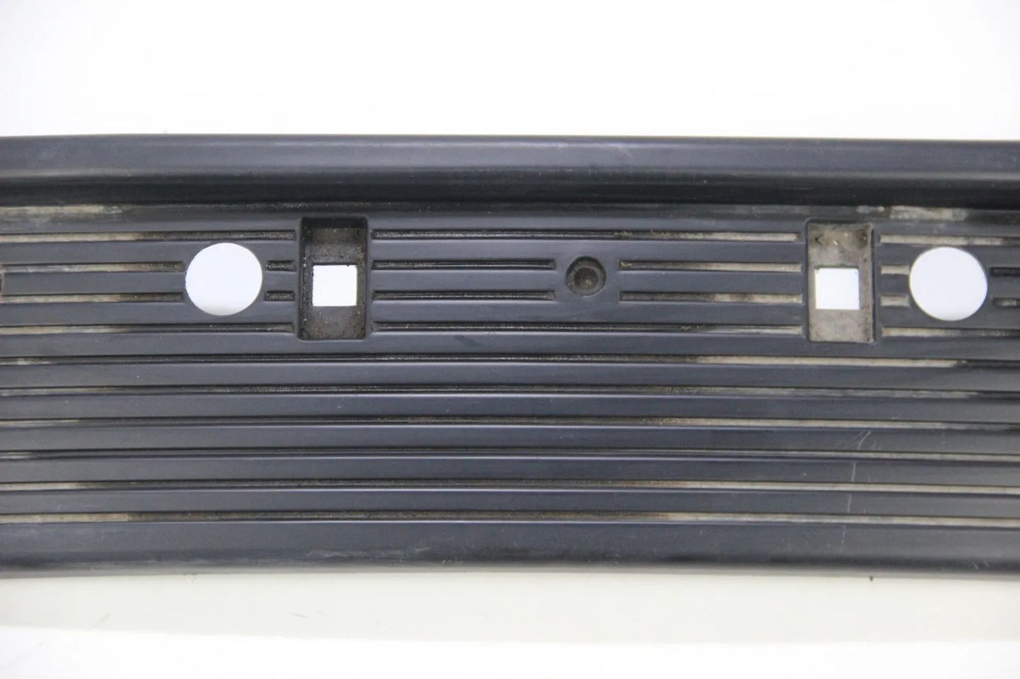 BMW E30 316i-325i VFL Blende Abdeckung Kennzeichenhalterung vorne  51111888266