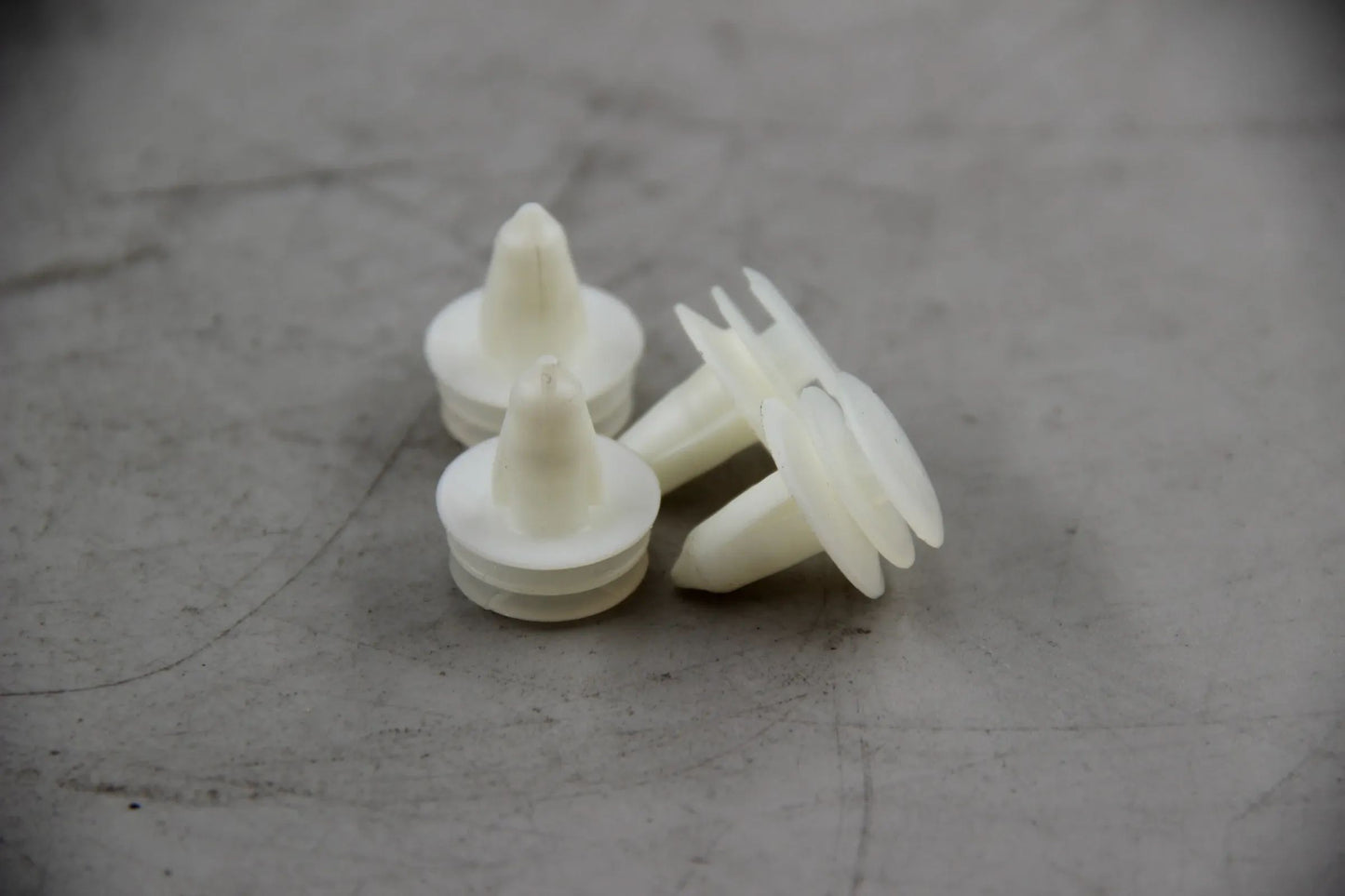 Original BMW E36 E46 E39 520i-540i M5 E38 E65 E66 E67 4x Clip 51438189311