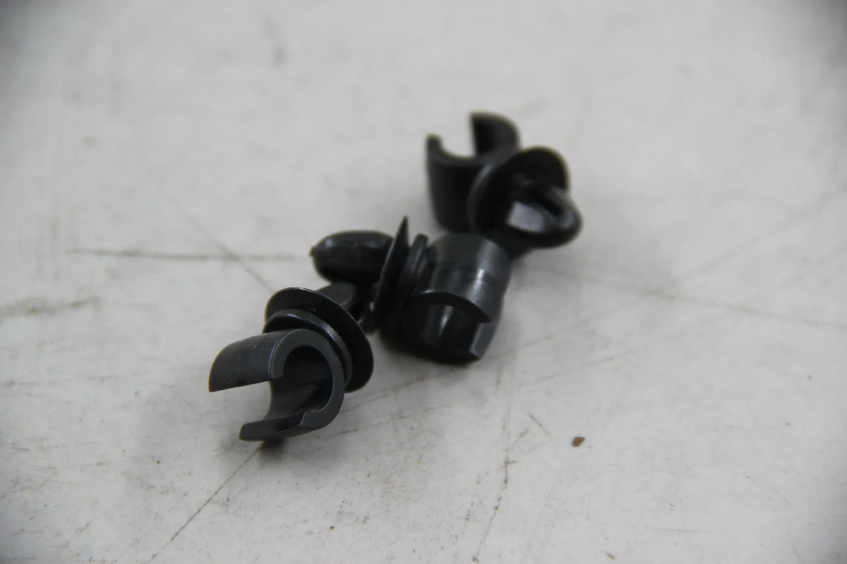 Original BMW E30 320i 325i E28 E34 E63 E64 E32 E31 3x Clip 17111712004
