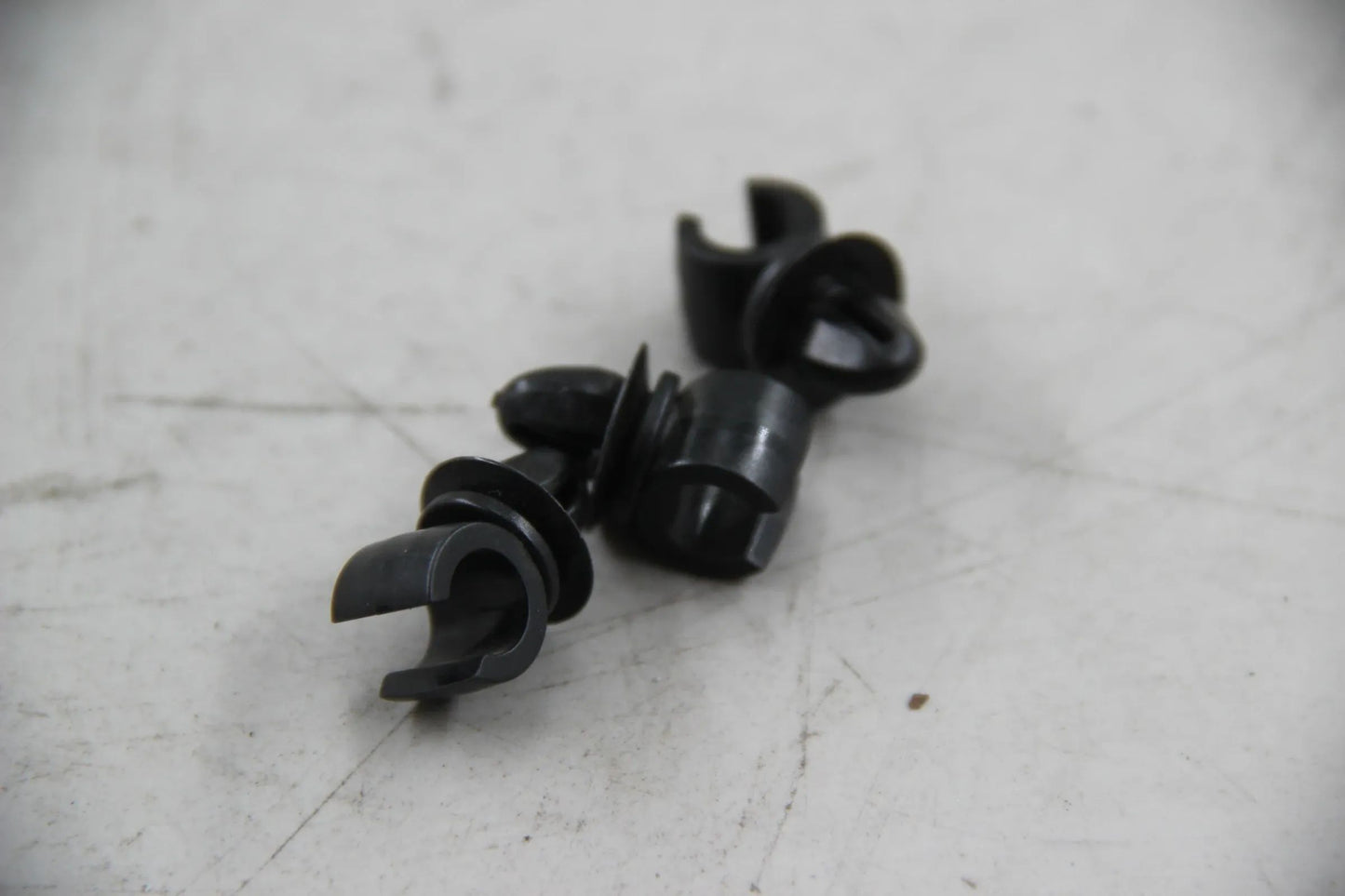 Original BMW E30 320i 325i E28 E34 E63 E64 E32 E31 3x Clip 17111712004
