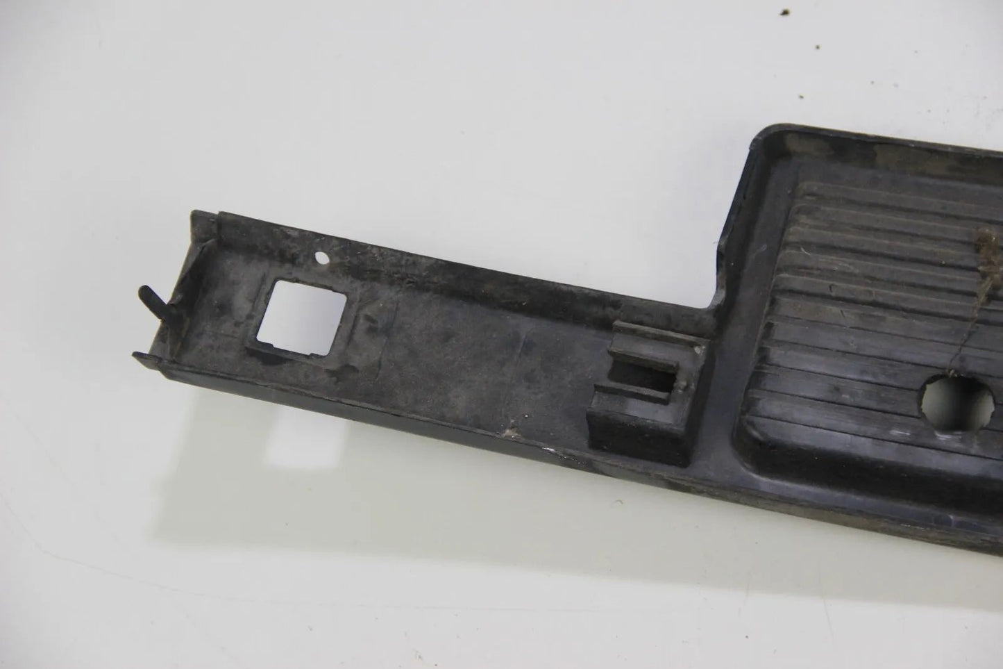 BMW E30 316i-325i VFL Blende Abdeckung Kennzeichenhalterung vorne  51111888266