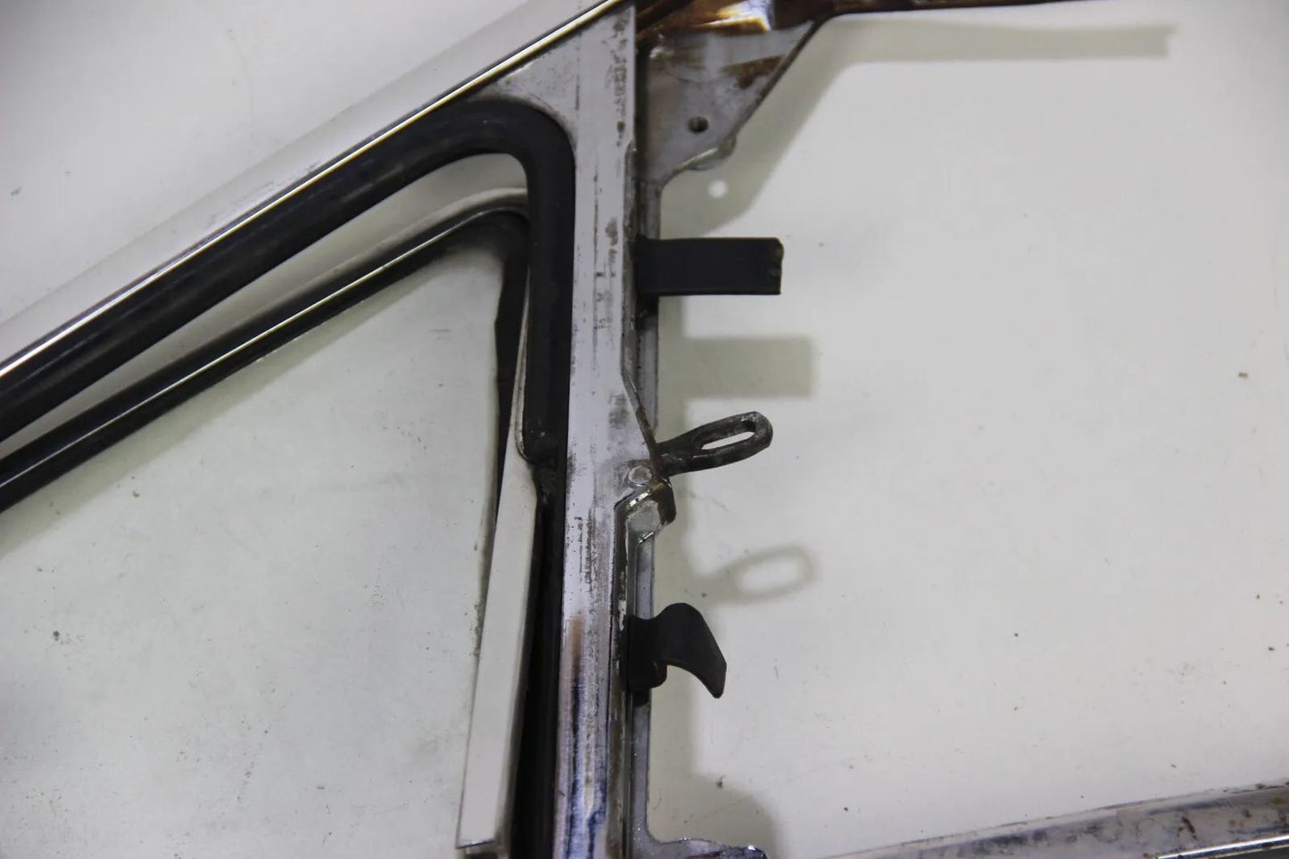 Original BMW E10 1502-2002  Dreiecksscheibe vorne rechts Klar Scheibenrahmen