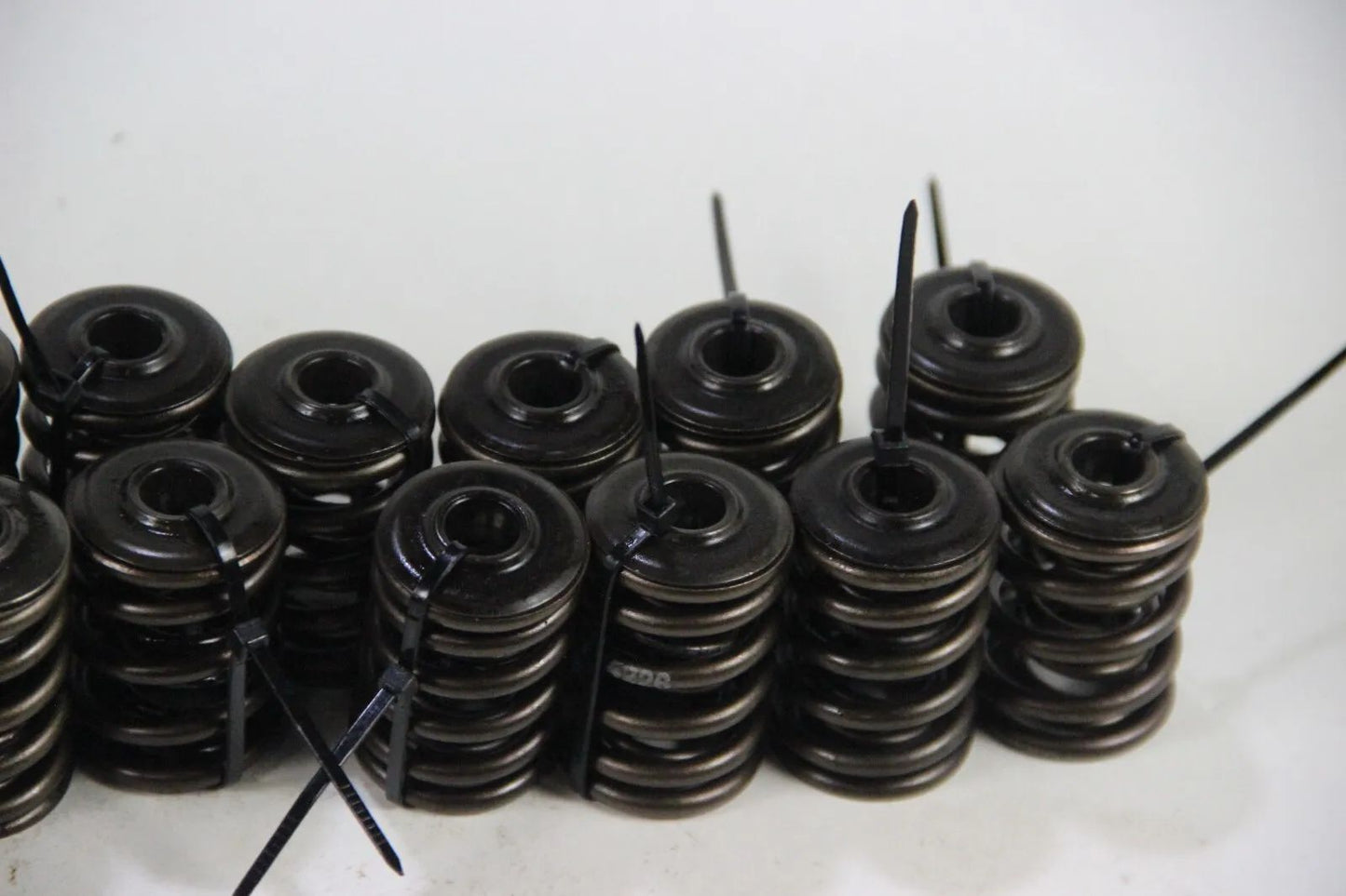 Original BMW E30 M3 S14 16x Ventilfeder mit Federtellern oben 11341312704