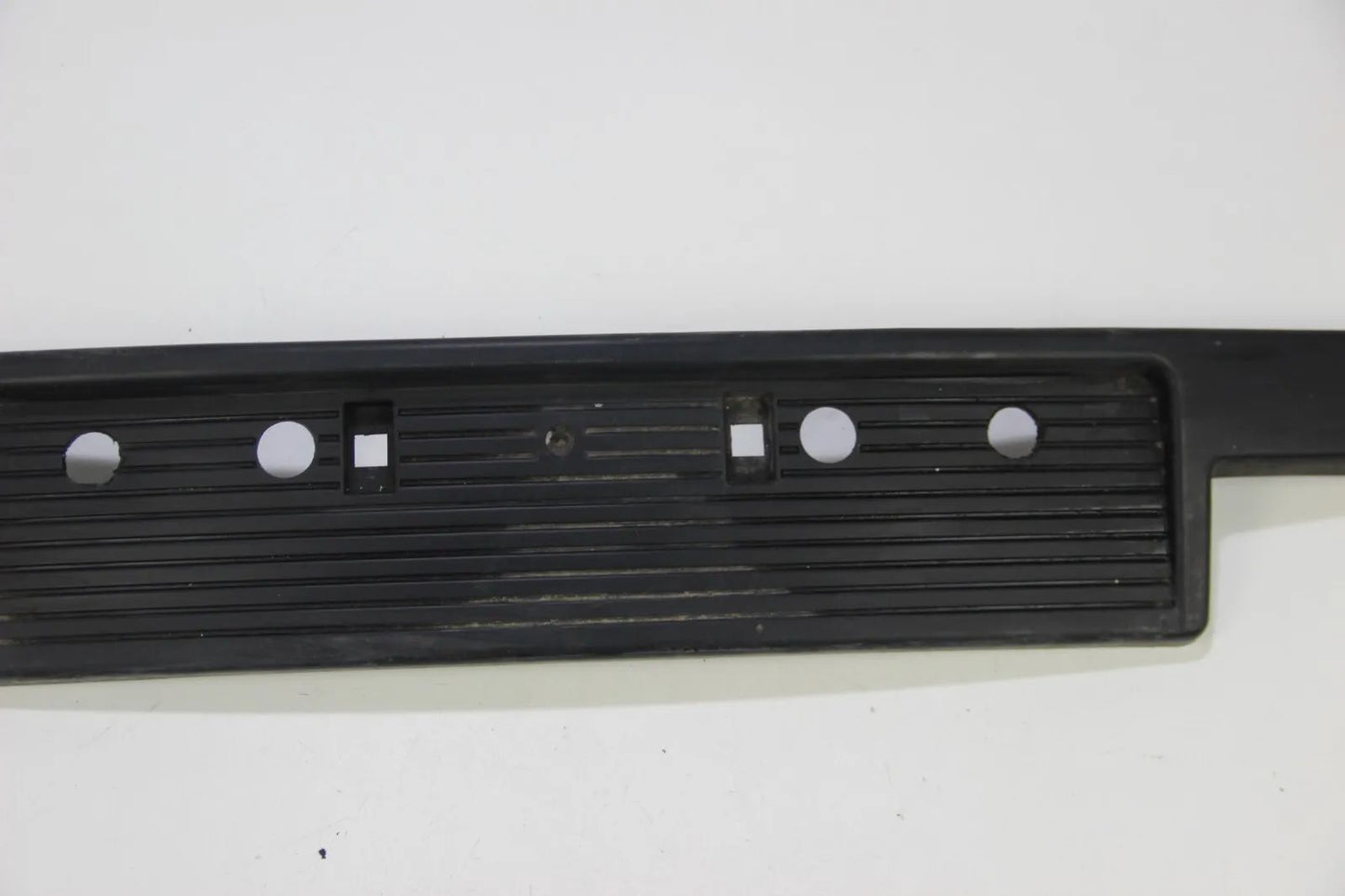 BMW E30 316i-325i VFL Blende Abdeckung Kennzeichenhalterung vorne  51111888266
