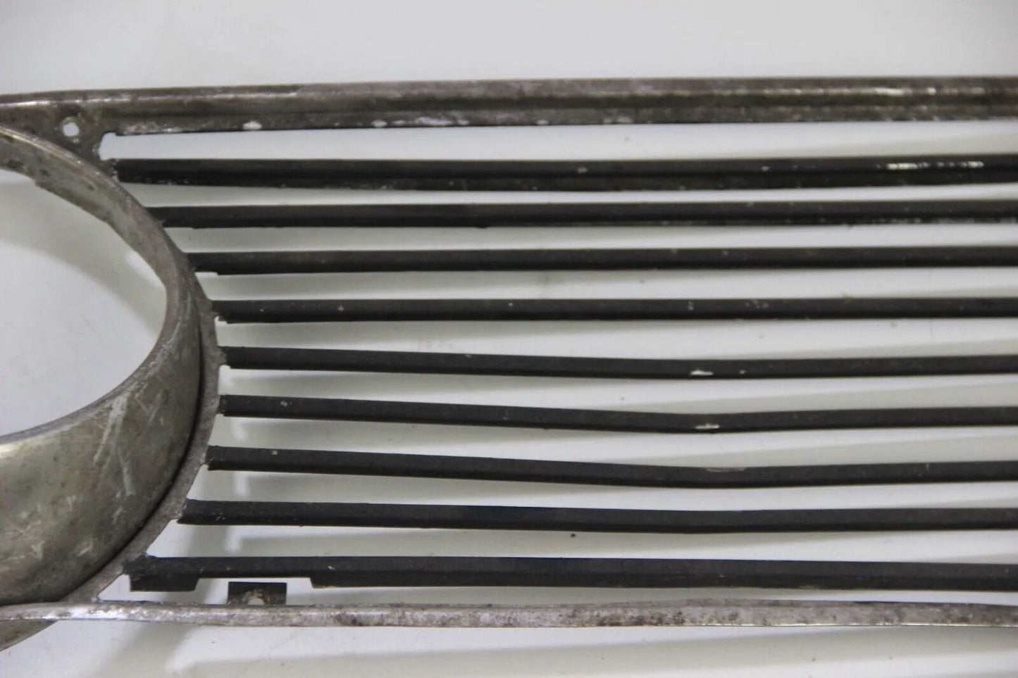 BMW E10 1502 1602 1802 2002  Ziergitter vorne Chrom Schwarz Rechts Zierleiste