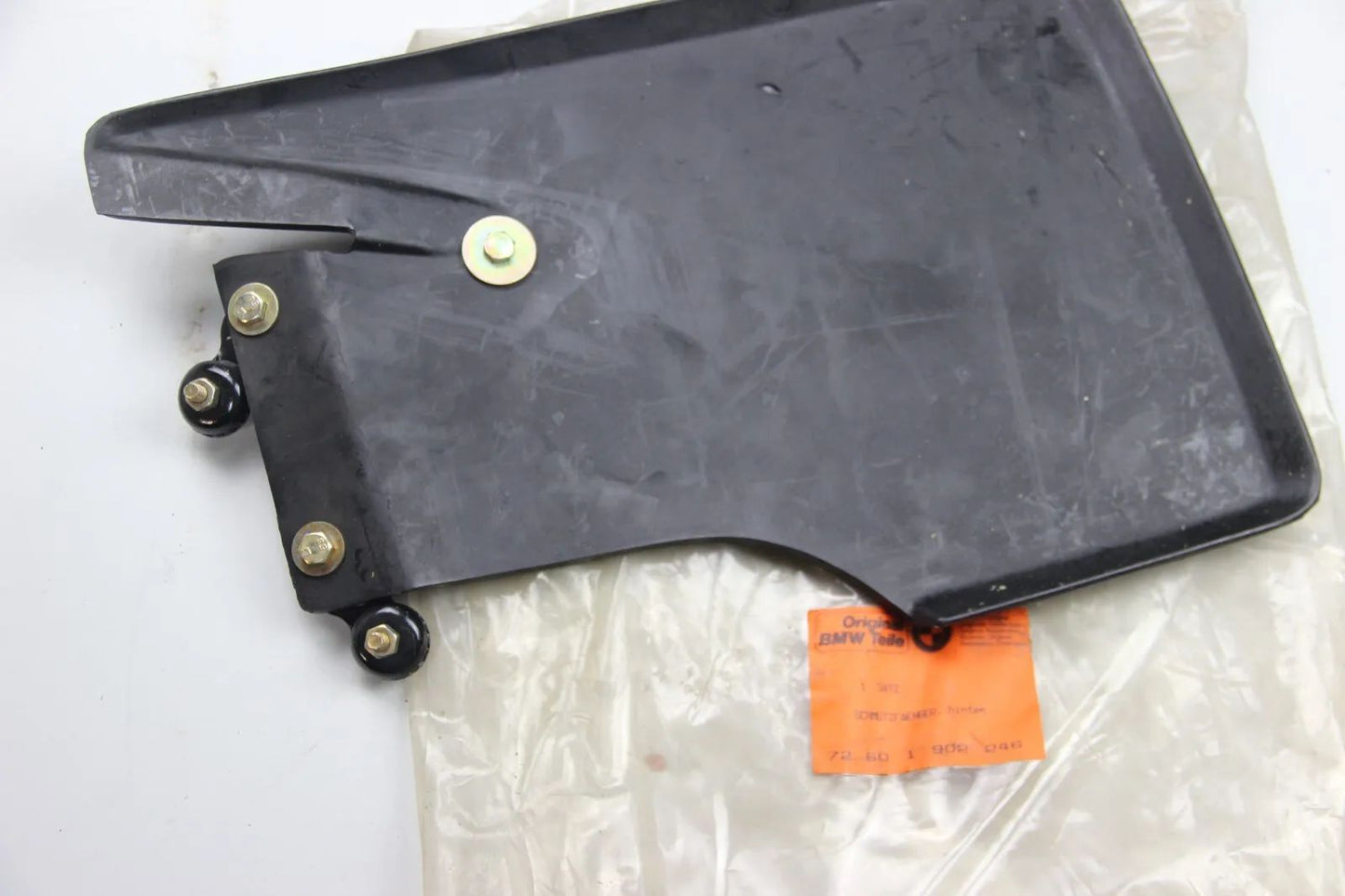 NEU ORIGINAL 72601902246  Schmutzfänger BMW E28 Hinten Links