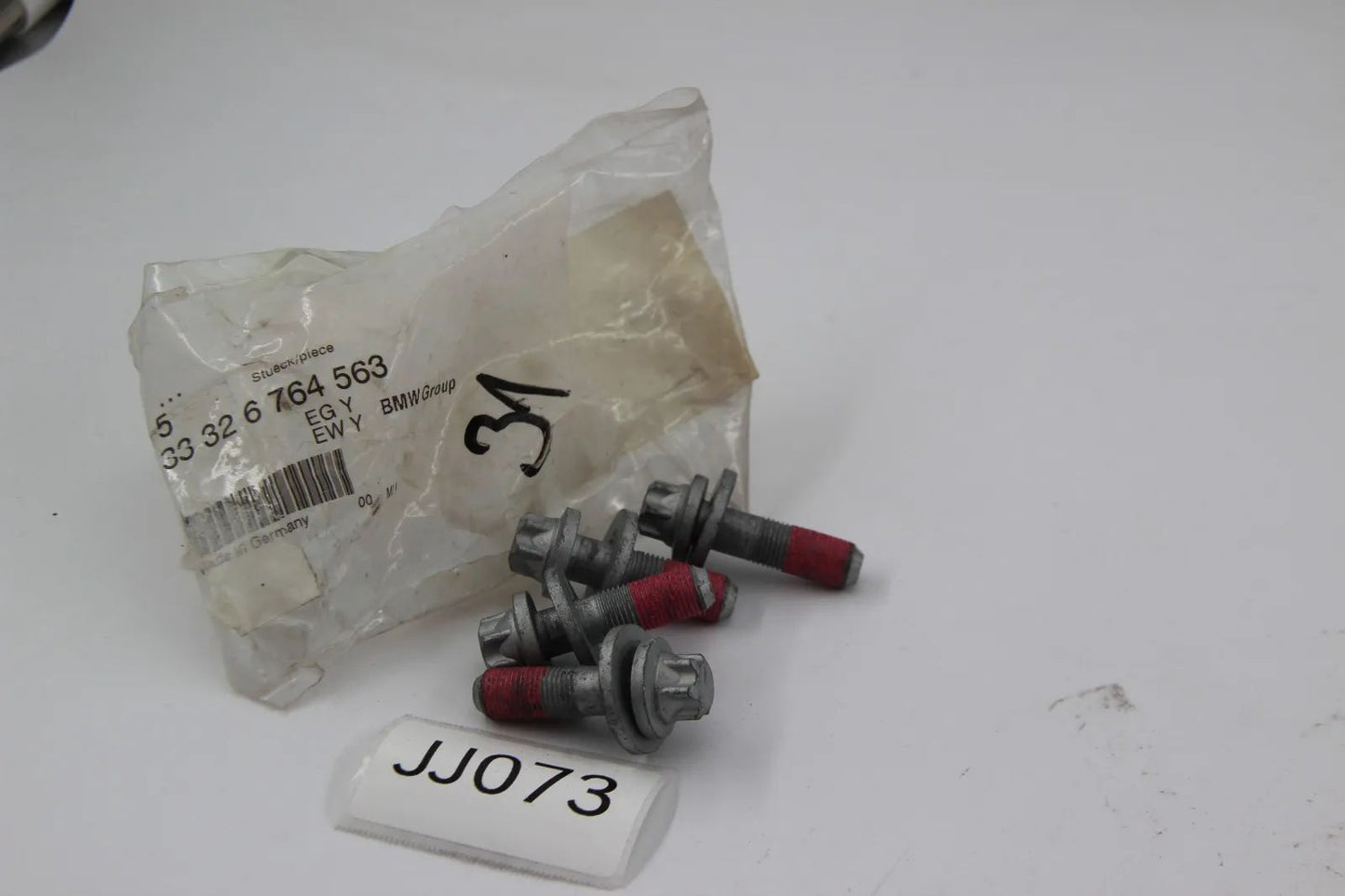 Original BMW E39 E60   Schraube Aussentorx Hinterachswelle 4Stk. 33326764563