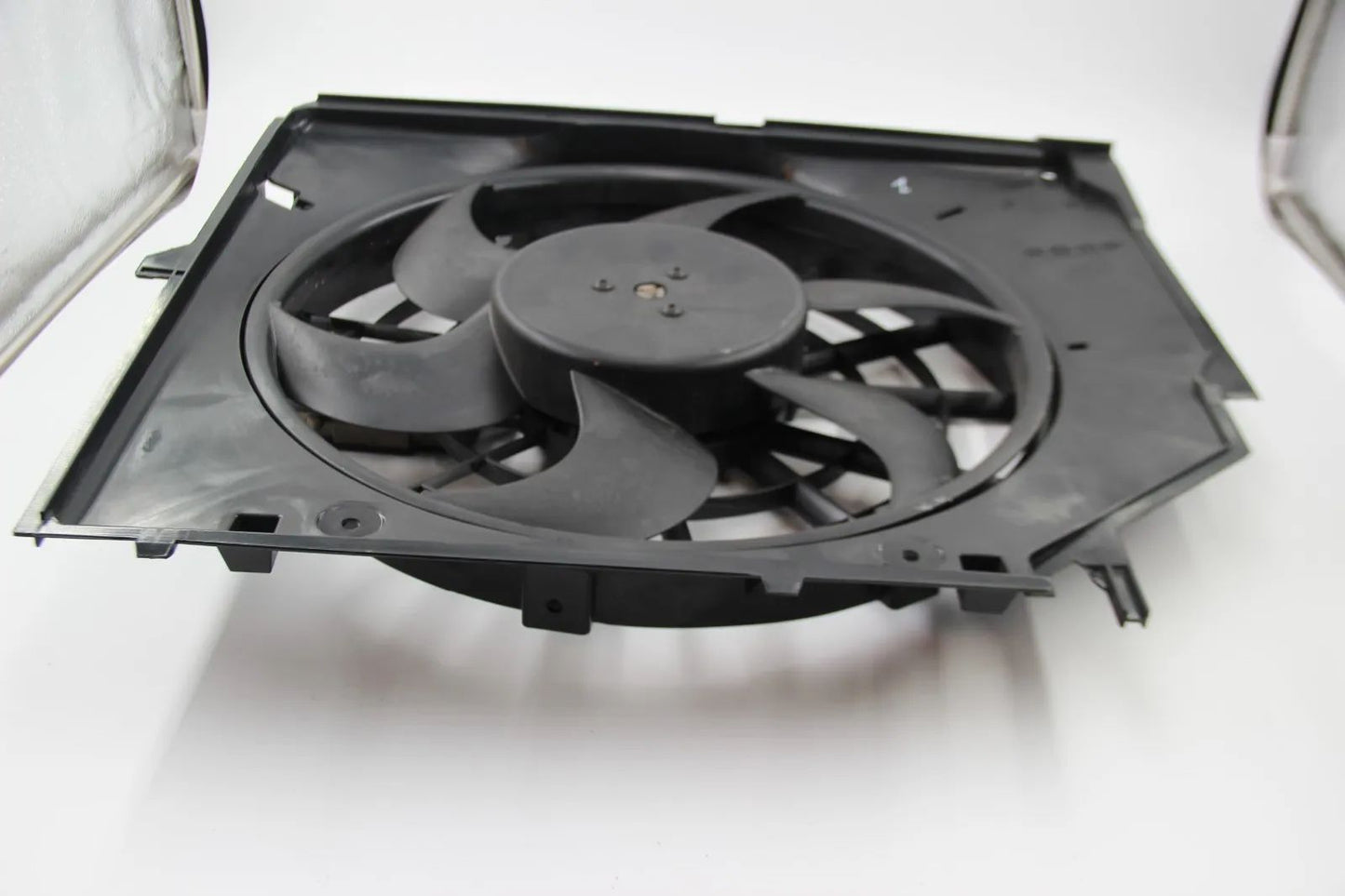 Original BMW E46   Kühlerlüfter mit Kühlerlüfterrahmen 390W NOS 17117510617