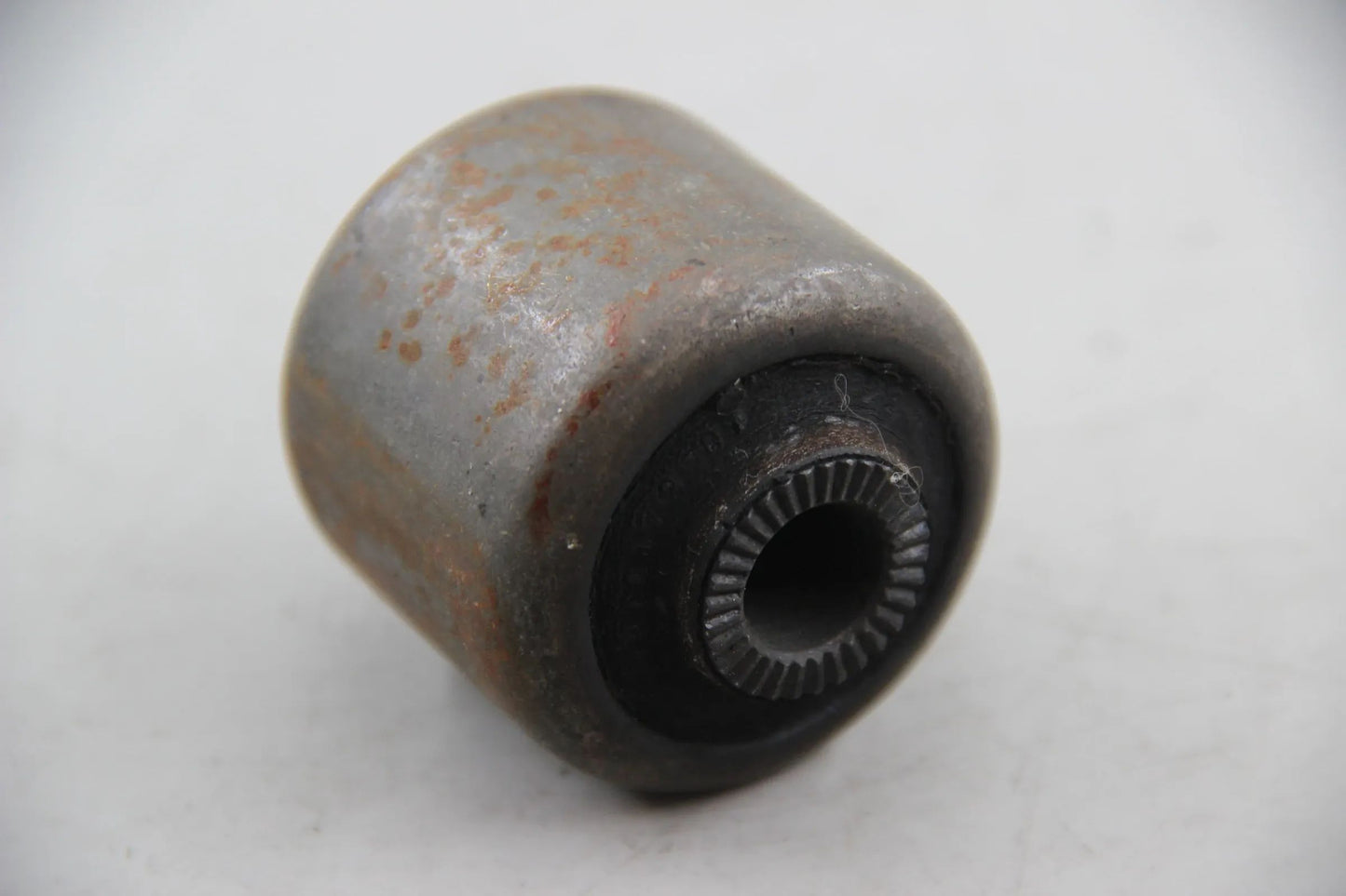 Original BMW E28 518i-535i M5 E34 E24 E32 E31 E83 Gummilager Stahl 31121124622