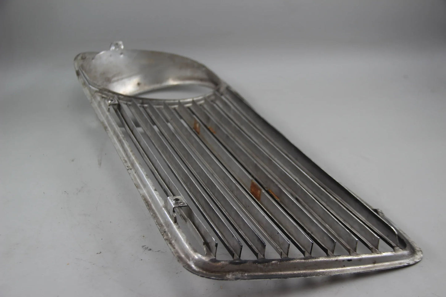 Orig BMW E10 1600 1602 1802 2000 2002 ti tii Ziergitter links chrom 51131808473