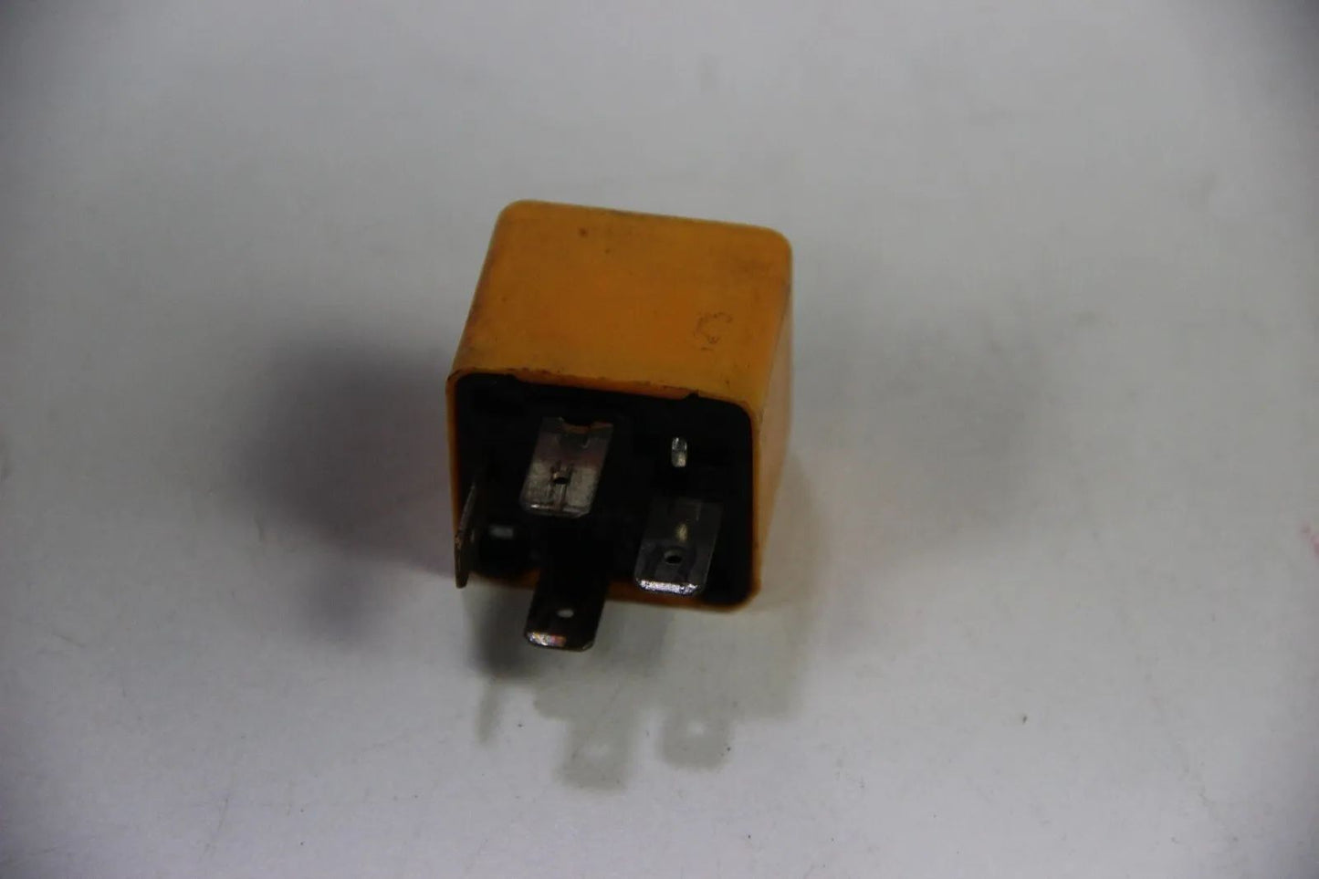 Original BMW E30 E32 E21 Relais  Arbeitsstrom Schliesserrelais orange  1375474