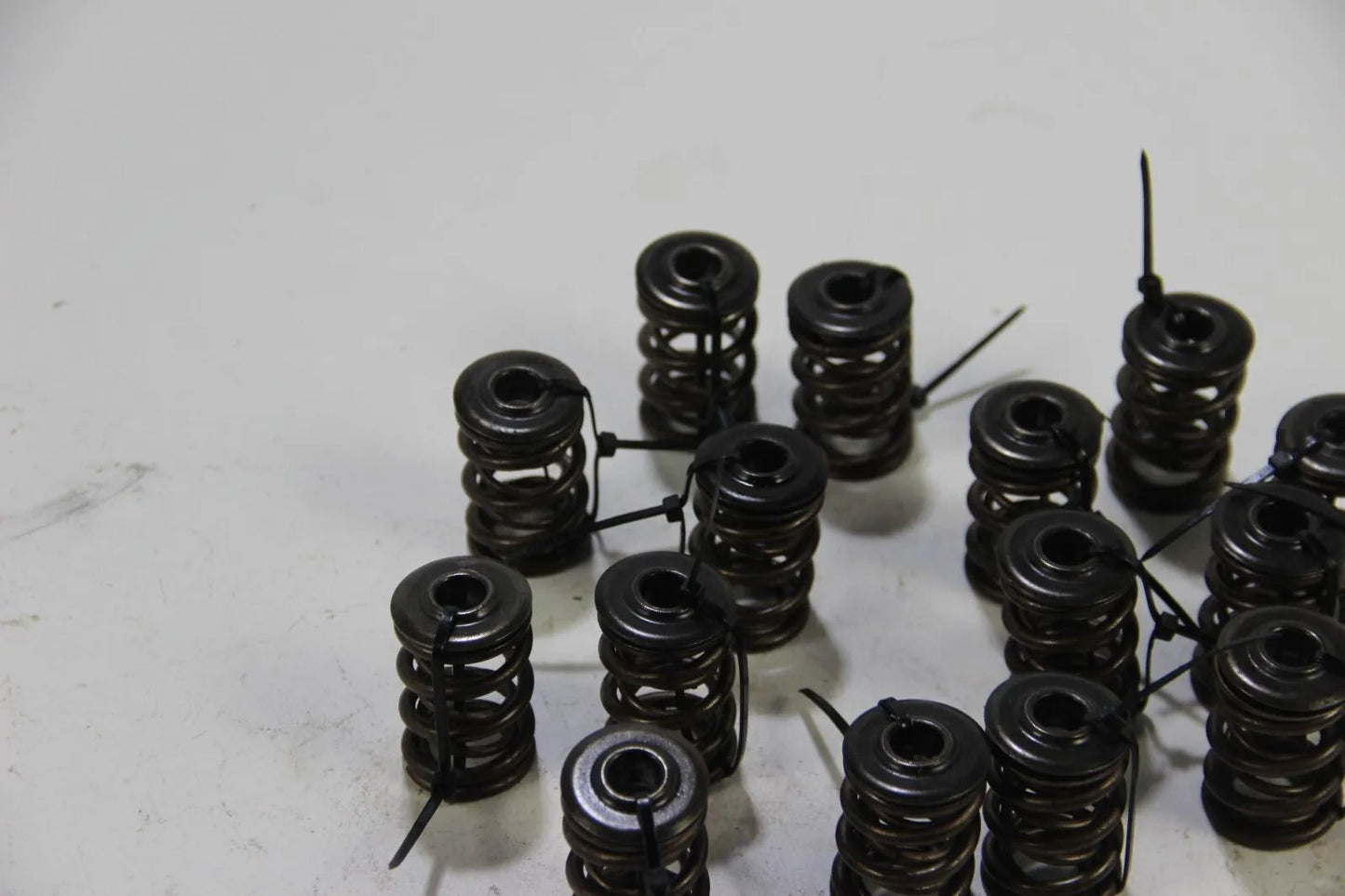 Original BMW E30 320is S14 S14b20 2.0 16x Ventilfeder mit Federtellern oben