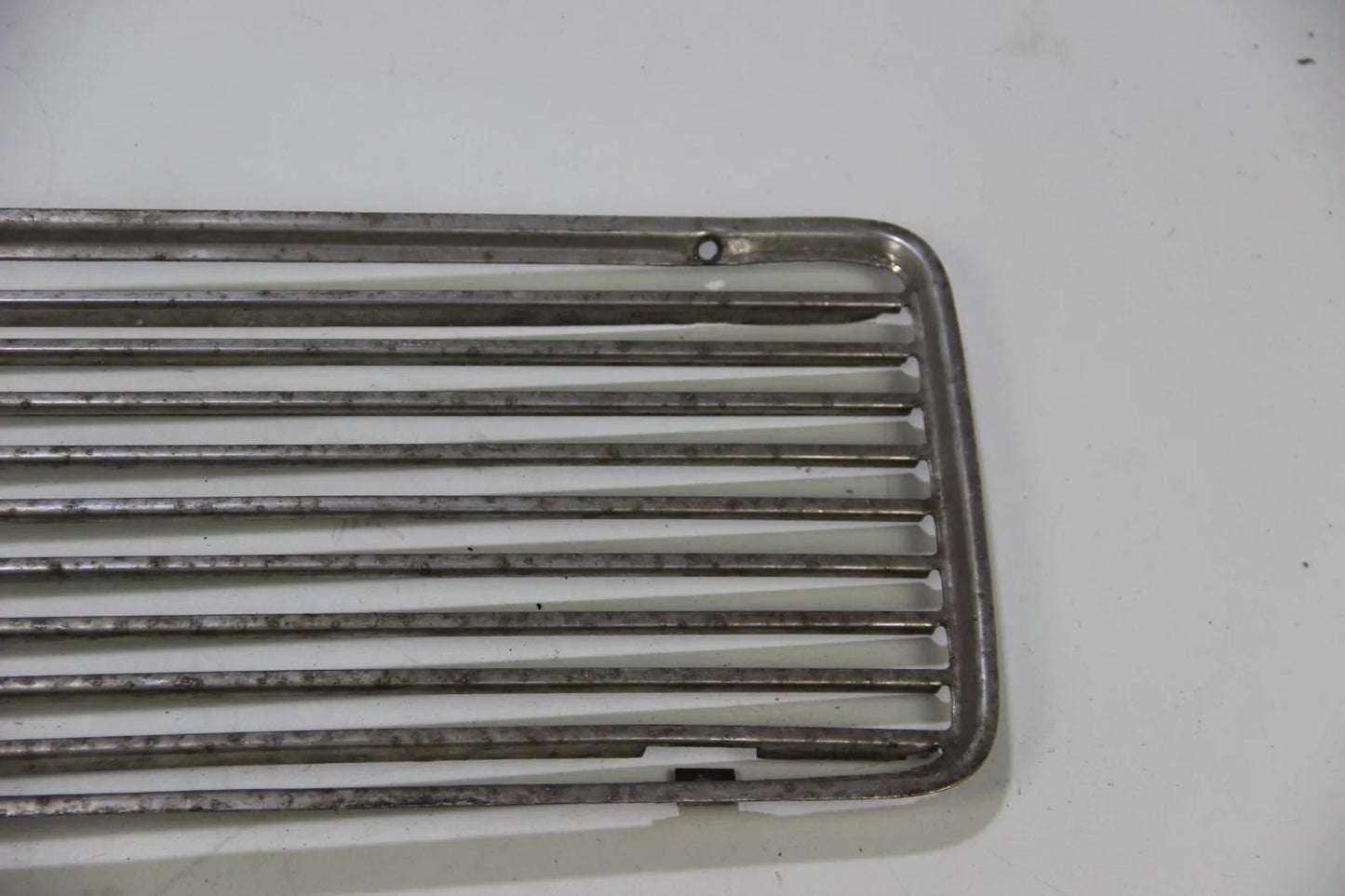 BMW E10 1502 1602 1802 2002  Ziergitter vorne Chrom Rechts Zierleiste OEM