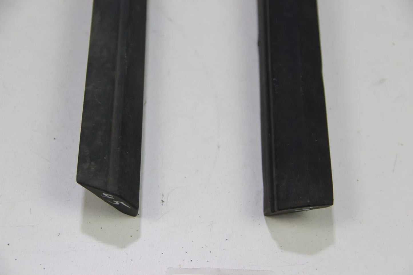 Original BMW E30 325iX Stossleiste Seitenwand vorne rechts SCHWARZ 1967134