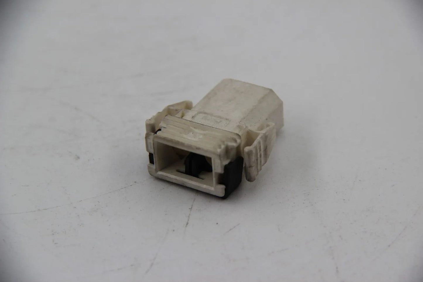 Original BMW E30 3er E24 6er E34 5er E32 7er Steckergehäuse Weiß 61131378401