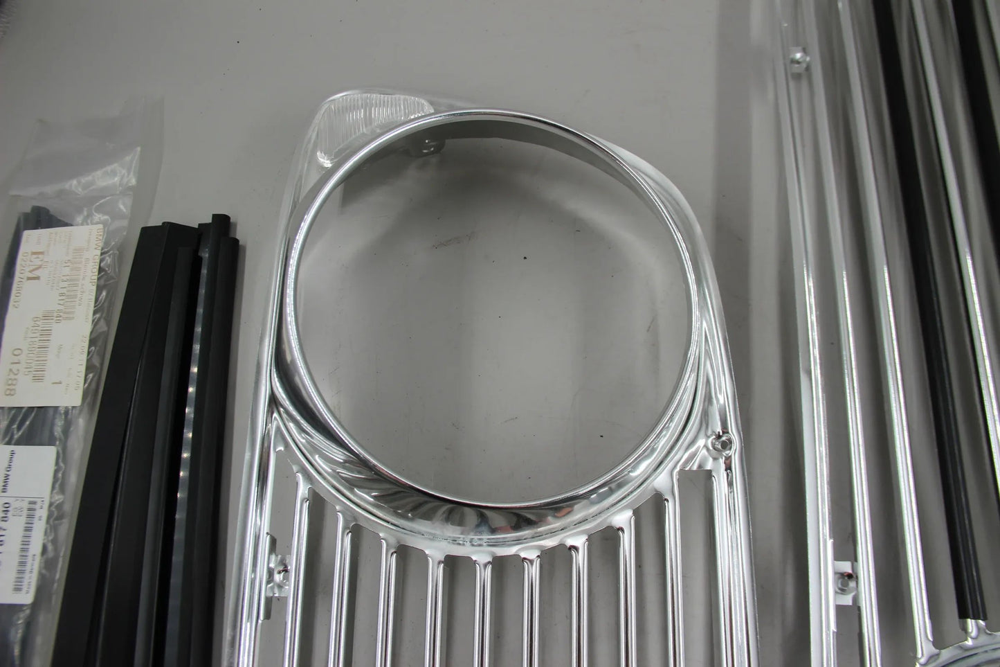 BMW E10 2002 ti tii Ziergitter links + rechts chrom Mitte chrom/schwarz Blende schwarz 1808473 1808474 1801577 1817840
