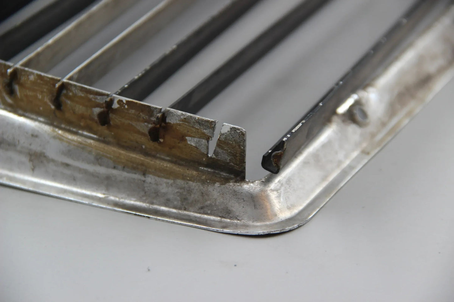 Original BMW NK 1800 4-Zyl. Ziergitter rechts schwarz-silber NOS NLA 51131802103
