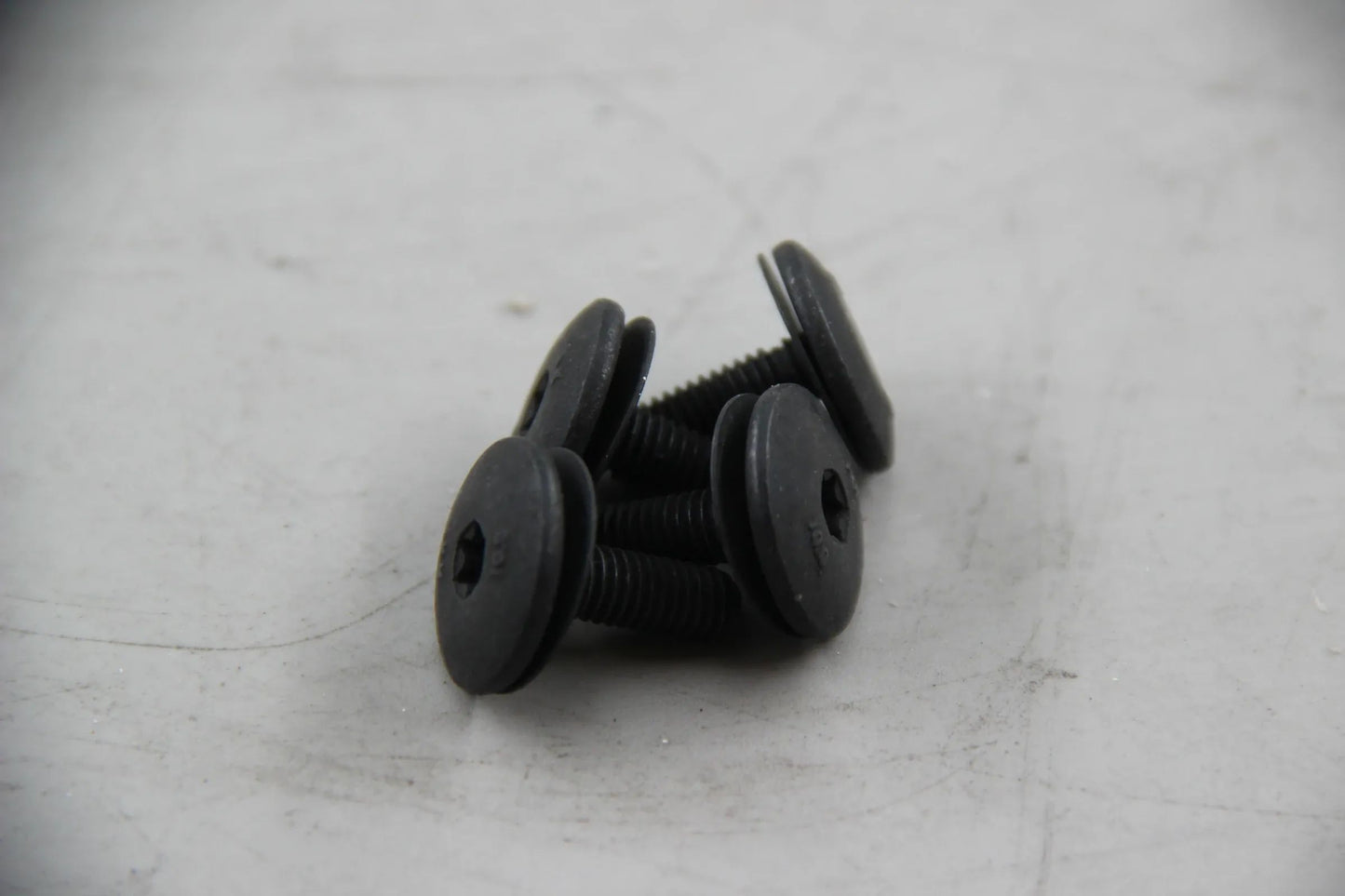 Original BMW E36 E39 E60 E61 E63 E65 4x Linsenschraube ISA M6X18 41618172499