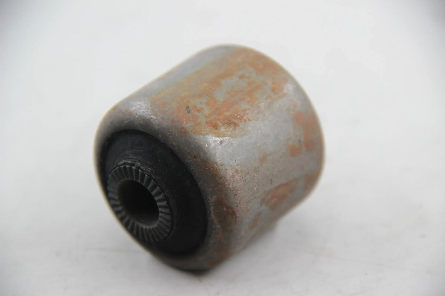 Original BMW E28 518i-535i M5 E34 E24 E32 E31 E83 Gummilager Stahl 31121124622