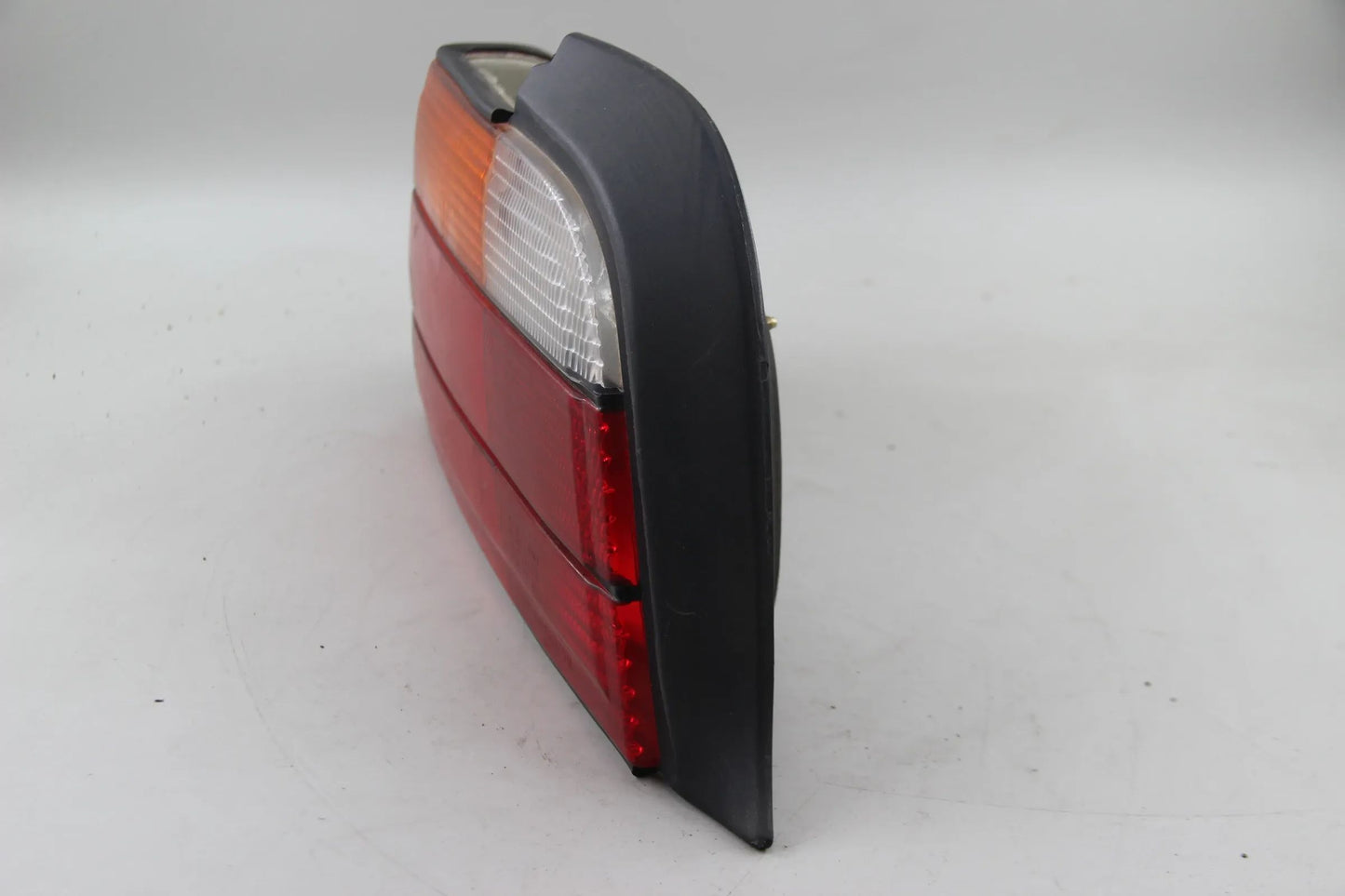 Original BMW E36 316i-323i Heckleuchte mit Nebelschlusslicht links 63211387653