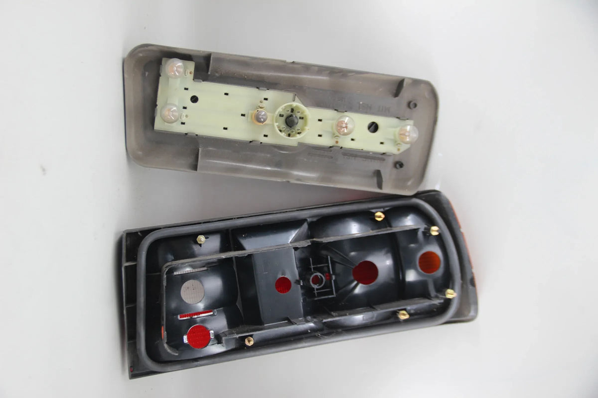 Original BMW E30 316i-325i Heckleuchte mit NSL links beschädigt 63211386089