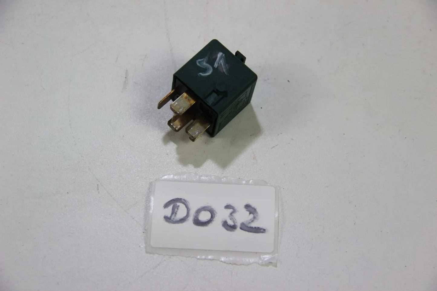BMW E36 E46 E34 E32 E38 E31 Relais Relay Wechsler kieferngrün  61358350566
